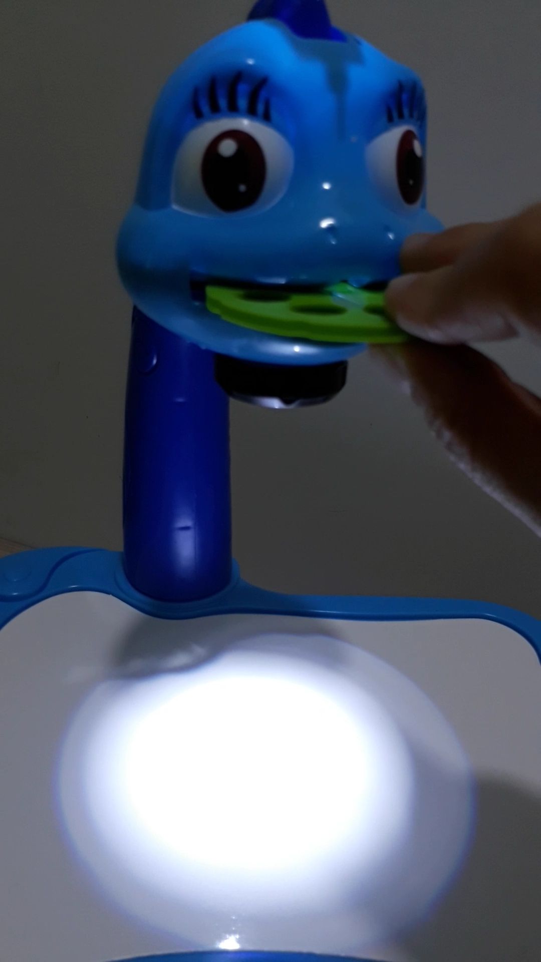 Sau khi lắp ráp, bật đèn lên và lắp thẻ hình vào để đèn chiếu lên thì phát hiện ra lỗi. Mình đã lắp thẻ từ từ, đi từ ngoài vào và đến khi không đẩy thẻ thêm được nữa, điều chỉnh hoài cũng ko ra nổi 1 hình dạng hoàn chỉnh nào trên nền bàn, các hình ảnh bị mất 1/2, dù điều chỉnh đủ cách vẫn ko thể ra hình ảnh nào cả, chỉ toàn ra 1/2 tấm ảnh. Mình có quay lại clip nhưng không tải lên được. 
Không biết trong trường hợp này bên Tiki và shop bán có hướng giải quyết nào ko? Nhắn thêm là trong hộp sản phẩm không hề có hdsd để tham khảo, xem trên youtube thấy mọi người đặt thẻ lên là ra hình ảnh mà đằng này điều chỉnh mãi không ra.