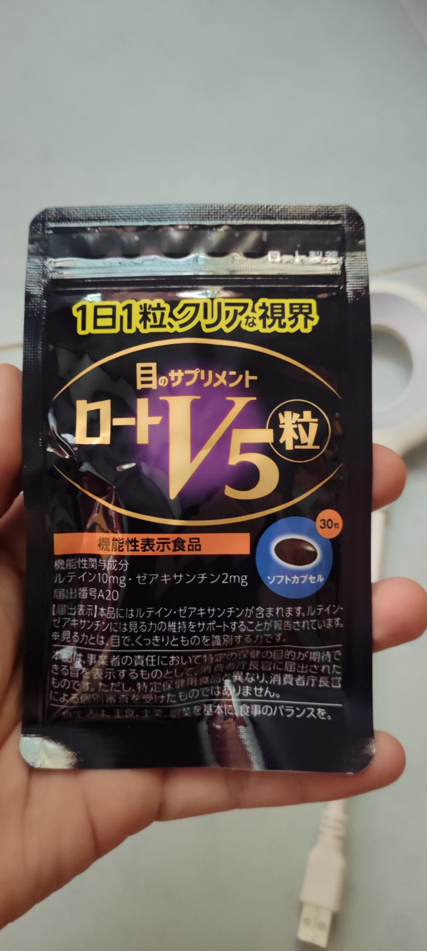 Đóng gói chưa cẩn thận lắm, vận chuyển hộp móp méo, dù vậy cũng may không ảnh hưởng thuốc bên trong. Thấy đánh giá cao nên mua về dùng thử xem sao.