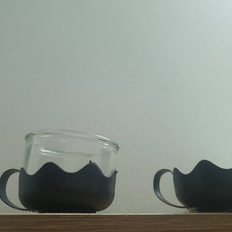 Bình nước thì khá ổn có ống lọc bằng inox phía trong bỏ trà rồi sau rửa rất tiện, nhưng chén thì dc lót một miếng nhựa kèm tay cầm. Cái miếng lót đó k thực sự khớp với chén nên nếu rung tay hoặc thao tác hơi nhanh chén có rẻ rời khỏi tay cầm.