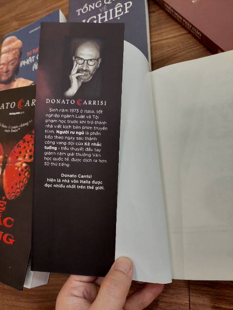 Vụ giết người hàng loạt, thủ phạm dường như luôn đi trước cảnh sát một bước cố tình tạo dựng hiện trường cho các phân cảnh tội ác khác nhau như để thách thức lực lượng cảnh sát. Lần lượt các phân cảnh kết thúc với hung thủ phải đền tội nhưng bản thân hắn cũng chỉ là kẻ bị thao túng. Vở kịch lên đến cao trào rồi cũng đến lúc tấm màn nhung được kéo xuống với bao sự thật được phơi bày. Nó đã kết thúc theo đúng ý đồ của đạo diễn. Một tác phẩm trinh thám hiện đại xuất sắc.