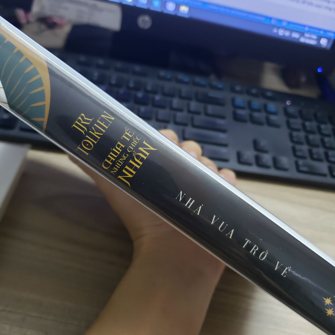 Sách dày, khổ to hơn mình tưởng, cầm khá nặng tay
Quyển này nằm đọc thì chắc mau mỏi tay và rớt vào mặt :v
Chưa bàn về nội dung vì mình chưa kịp đọc, nhưng hình thức sách và bookcare của tiki làm mình hài lòng. sách khổ to nhưng chữ in font nhỏ hơn so vói các quyển truyện khác, nên có thể mất nhìu thời gian hơn cho bộ 3 quyển này. 
Điểm đáng tiếc là ko có kèm bookmark, nếu có in thêm thì hay biết mấy.