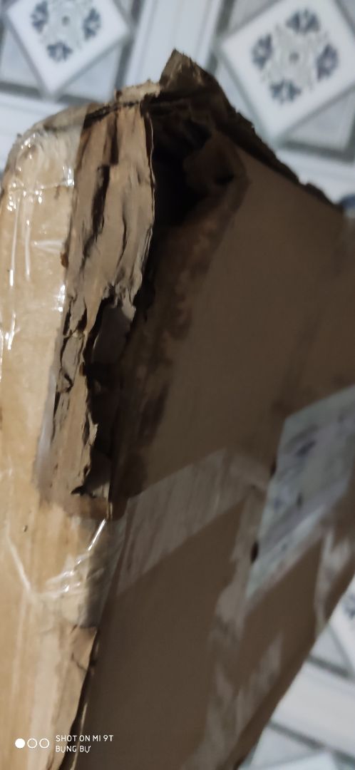 Sản phẩm: 4 sao, vì đơn hàng giao từ HN vào SG nhưng chỉ bọc bằng bìa carton, bề mặt bàn đáng ra nên bọc thêm 1 lớp giấy hoặc nhựa để không bị trầy. Lỗ khoan sẳn để bắt vít bị lệch, khi bắt vít vô làm xuất hiện vết nứt.
Vận chuyển: - 2 sao, giao hàng quá lâu, dự kiến giao thứ 5 mà qua tuần sau mới giao, thời buổi dịch bệnh nhờ người khác nhận giúp rất phiền phức. Mình - 2 sao này ko liên quan đến sản phẩm, cái này thuộc về tiki và đơn vị vận chuyển.
Đền bù + 1 sao, tổng 3 sao.