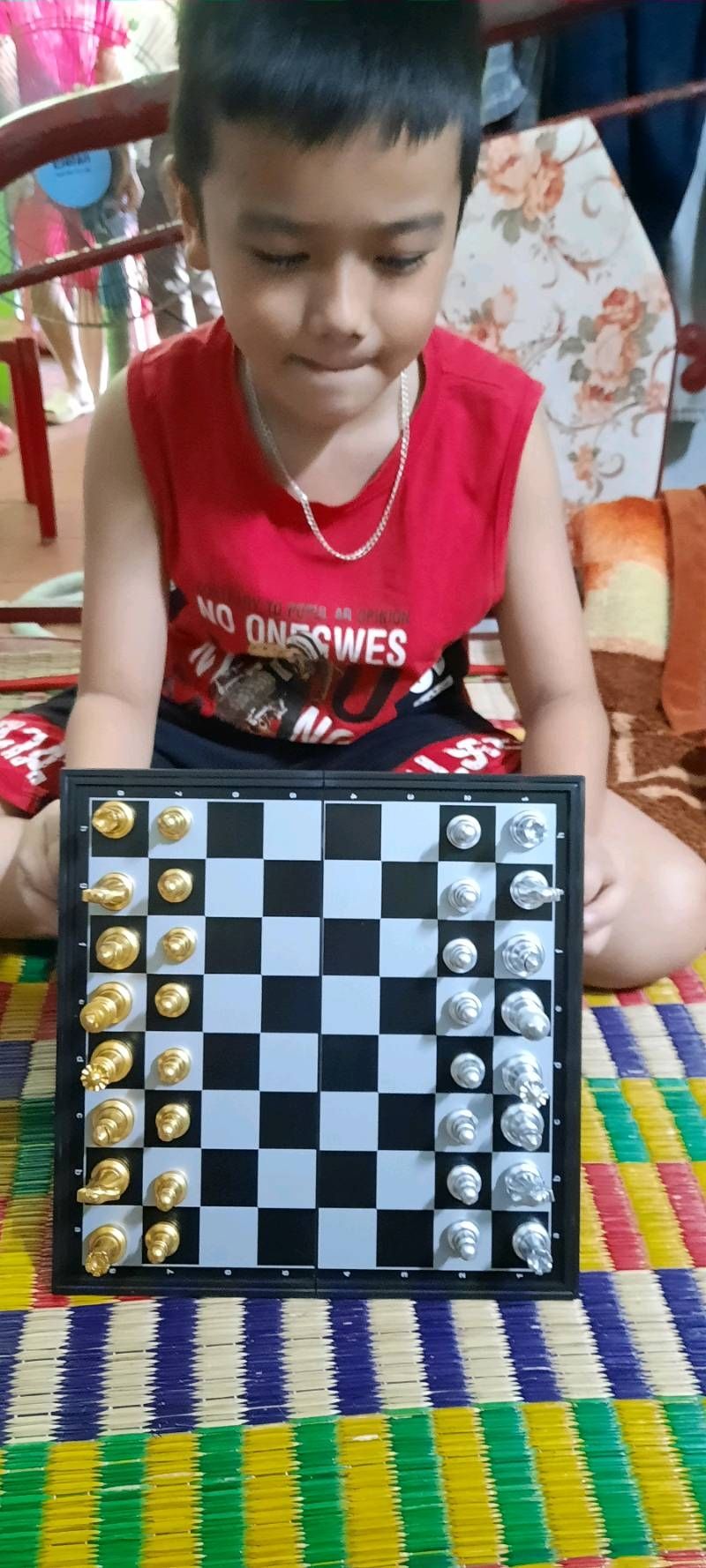 Bàn đẹp quá. em trai mình thích lắm luôn. nam châm hút tốt, con cờ cũng chắc chắn, đẹp nha các chê, nên mua