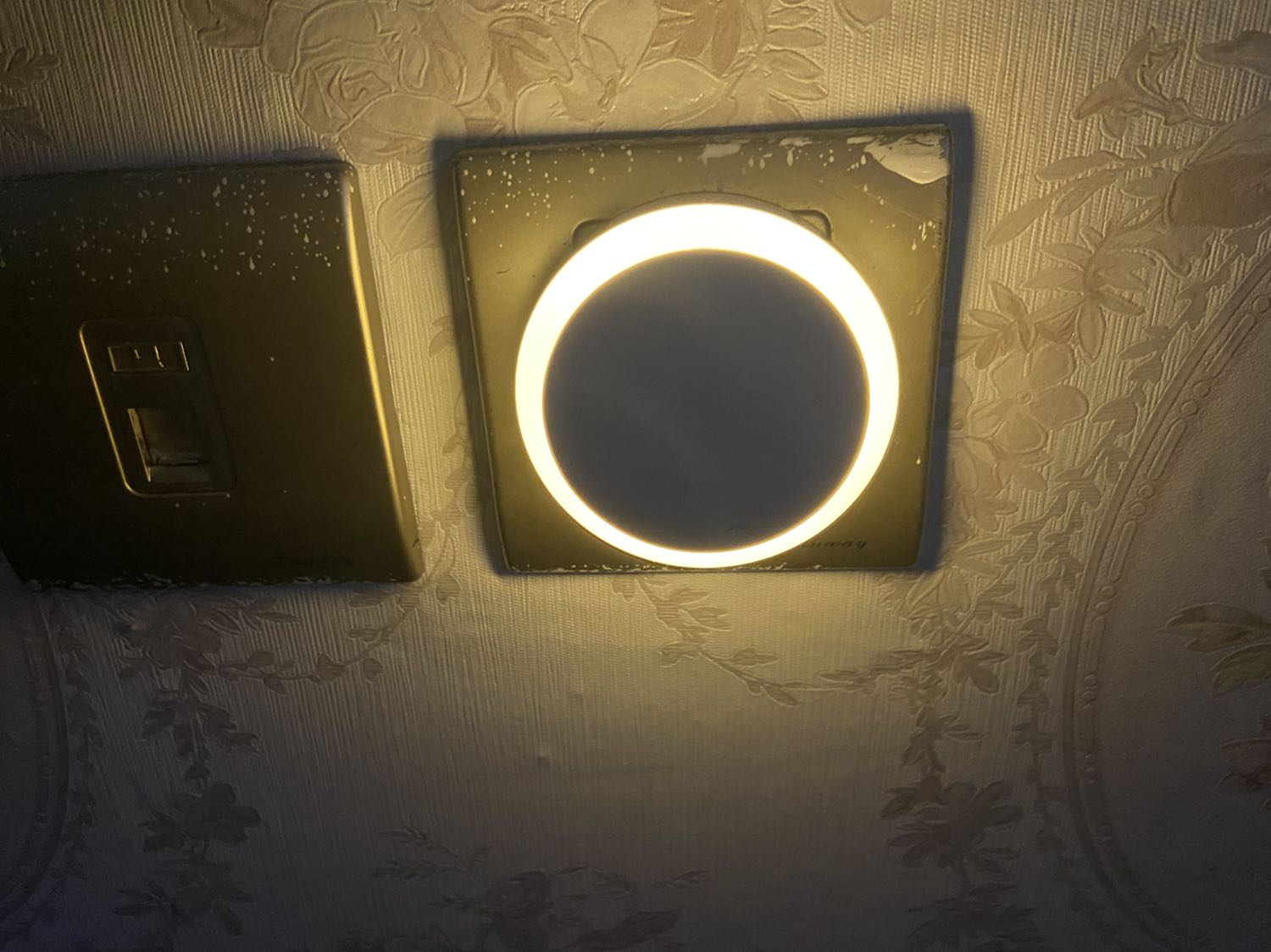 Hàng kém chất lượng, ko thấy cảm ứng gì hết, đèn thì mờ giống đèn ngủ khi lại dùng tay nhấn mới sáng lên chứ ko có cảm ứng. Các bạn ko nên mua sản phẩm của Shop này