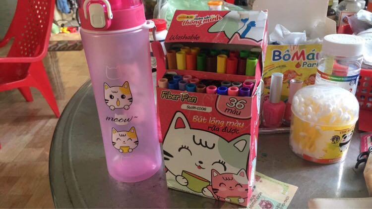 36 màu xinh lắm, còn tặng kèm bình nước nữa. Nói chung là ưng ghê í. Nên mua nha mọi người 36 màu xinh lắm, còn tặng kèm bình nước nữa. Nói chung là ưng ghê í. Nên mua nha mọi người