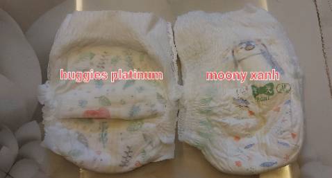 Vấn đề giao hàng thì k cần nói đến rồi, vì lúc nào cũng giao hàng nhanh, còn về đóng gói thì vẫn vậy, sơ xài chỉ quấn màn bọc thực phẩm. 

Về tã thì nhận xét như sau: lần này mua bao bì rất ư là kì, màu tím sáng và hình em bé rất lòe loẹt k như bao bì trước m đã từng mua m k có chụp hình bao cũ, m chỉ có sz L còn nguyên chưa dùng chụp ss. Mã vạch code cũng hoàn toàn khác, chữ in bị lem luốt, màu sáng k đậm như mẫu ngoài cửa hàng lẫn sz L. Thấy hoang mang ghê! Bên trong tã thì cũng khá mỏng và mềm. K biết là do lô sp hay ntn mà sp bao bì khác nhiều quá. Vẫn hy vọng k phải hàng Fake hay kém chất lượng, vẫn luôn tin tưởng tiki trading!