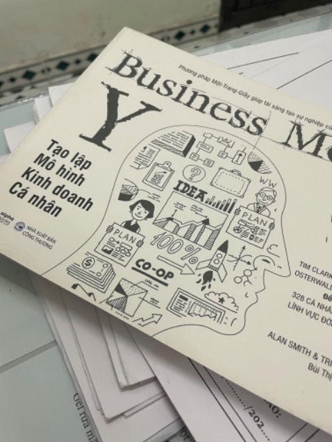 Bìa sách cũ, như được để trong kho ẩm ướt từ lâu, gởi sách không có gói nilon cẩn thận. Shop tệ, không mua lại shop này