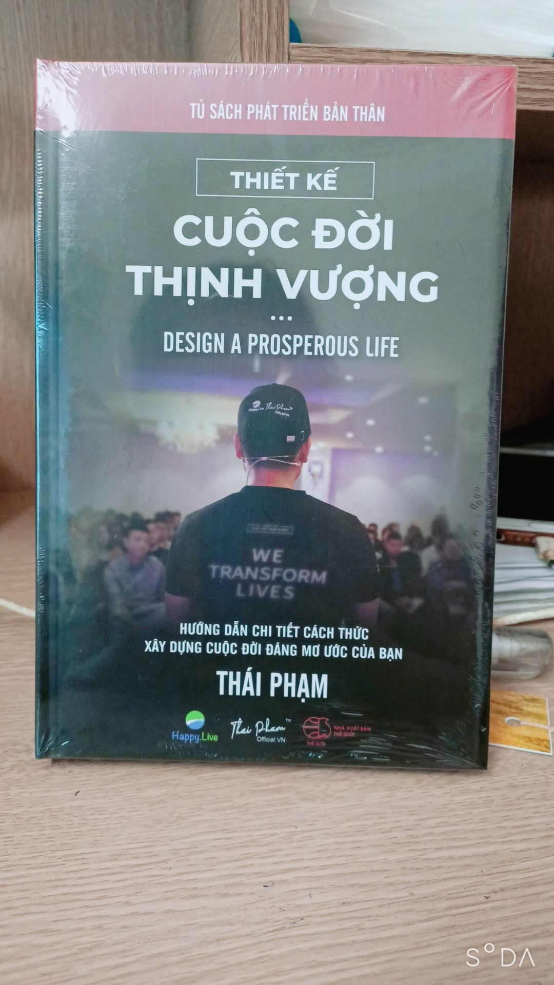 tôi tin tưởng tuyệt đối vào tiki, tôi đã mua trên 30(ba mươi ) quyển sách cực quý của tiki, cuốn nào cũng mới , đẹp , thơm mùi giấy mới, bọc gói rất cẩn thận,quan trọng hơn tất cả là nội dung của hơn 30 cuốn sách quý của tôi rất rất hay và ý nghĩa về kinh tế, về cuộc sống về sức mạnh của tiềm thức, và sở thích đọc sách của tôi đã thay đổi cách nhìn,thay đổi cuộc sống của tôi tốt hơn mỗi ngày. bạn nào muốn ảnh thực tế mình chụp cho nhé, và đây chỉ là  1 vài quyển sách quý đại diện cho khối tài sản kiến thức của tôi. tôi biết ơn và cảm ơn tất cả các nhà xuất bản đã xuất bản ra những cuốn sách quý mà tôi đang sở hữu. tôi biết ơn và cảm ơn  và biết ơn tiki đã bán sách cho tôi, tôi cảm ơn và biết ơn anh ship đã giao hàng cho tôi cực nhanh và giữ gìn tài sản cho tôi. tôi biết ơn và cảm ơn vì tôi đã tốt hơn rất nhiều nhờ vào việc đọc sách.
