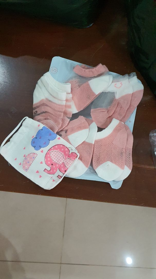 giao không đúng mẫu. khẩu trang tặng cũng không đúng trên hình luôn. tự ý giao mẫu khác không chấp nhận được. Tuy nhiên 5 đôi này mịn  nhưng lưới mỏng vì chưa giặt nên k biết sao, sợ giặt xong sẽ nhàu hoặc rách. Được cái mịn thôi nhưng không đúng mẫu là không vui rồi.