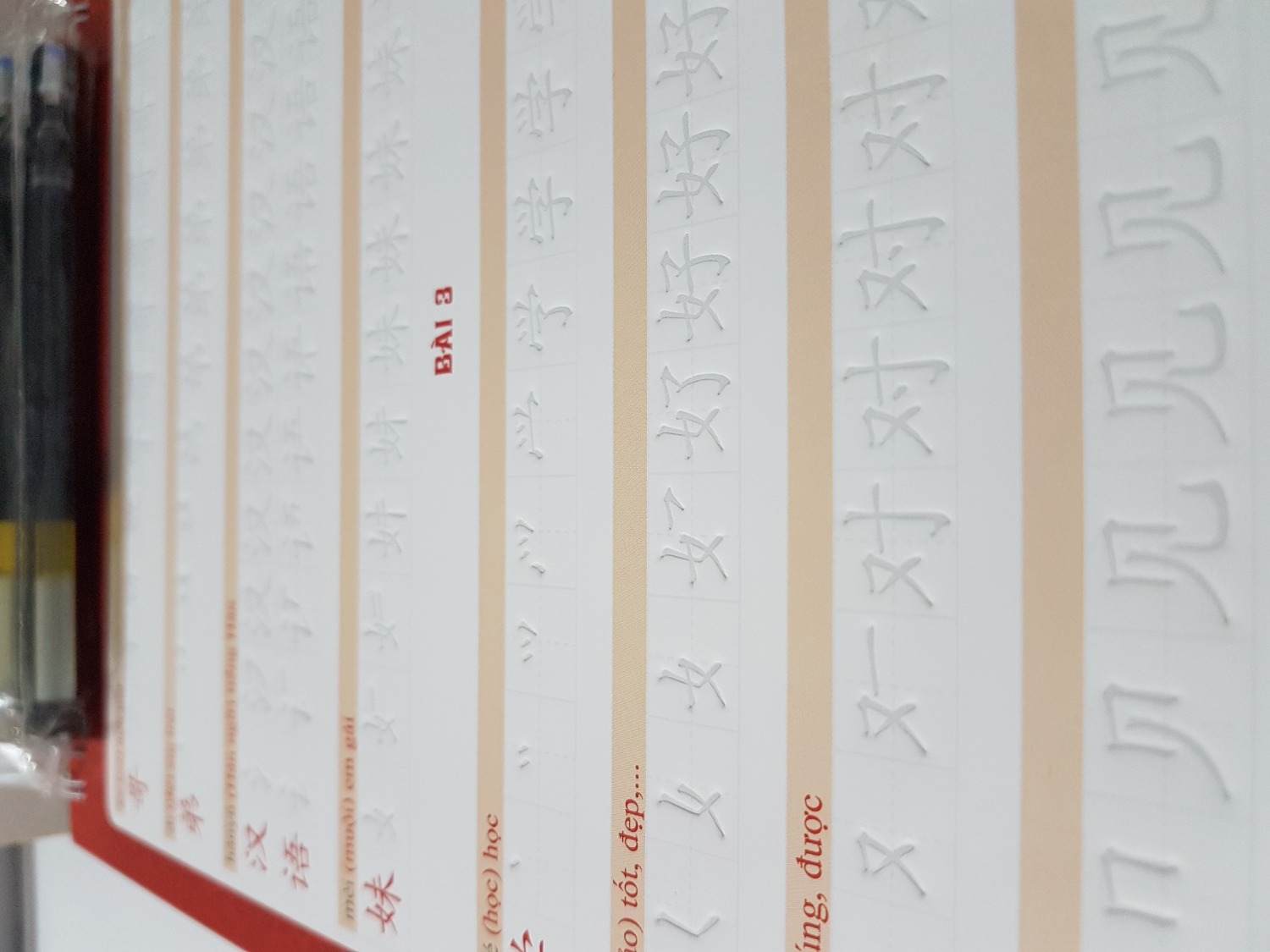 Sách dày dặn, rất đẹp, gáy xoắn, mỗi trang có dập chìm để viết theo nét, kèm theo bút và ruột đi kèm, mực có thể xóa được để viết lại nhiều lần. Tuy nhiên hộp to quá, bên dưới đệm tấm giấy để trông có vẻ dày hơn, thực sự là mình không thích cách làm này, vừa tốn bìa các-tông, vừa có cảm giác bị ***. Vở mỏng thì làm cái hộp nhỏ thôi, tiết kiệm nguyên liệu, bảo vệ môi trường. Nếu viết hết mực, các bạn ra nhà sách mua loại bút có xóa được nhé, tầm 20k, lại viết thoải mái được. Điểm không hài lòng là Tiki giao hàng lâu quá.