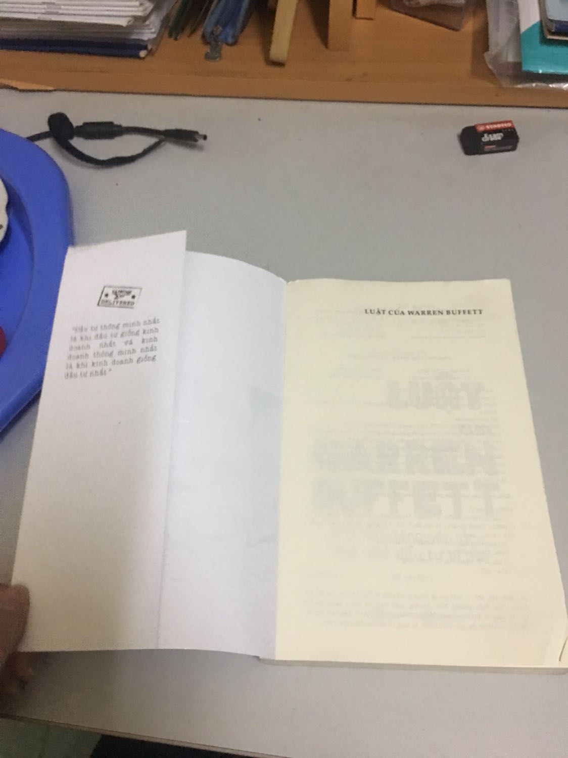 Mình vừa nhận sách ngày hôm nay, sách này chắc là sách cũ, gáy sách thì gẫy do người đọc trước , mặt trên và mặt dưới của sách thì vừa bẩn vừa quăn queo