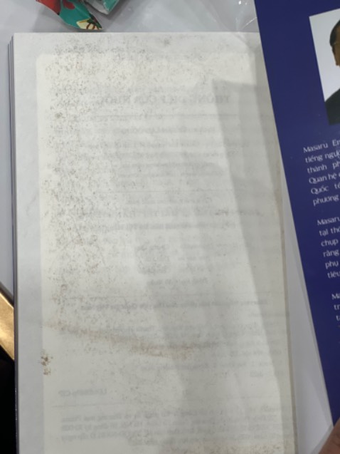 Sách mua mới thế mà phần cuối sách lại bị bẩn như ai dẵm vào :) quyển này còn là quyển đặt gấp để mang tặng.