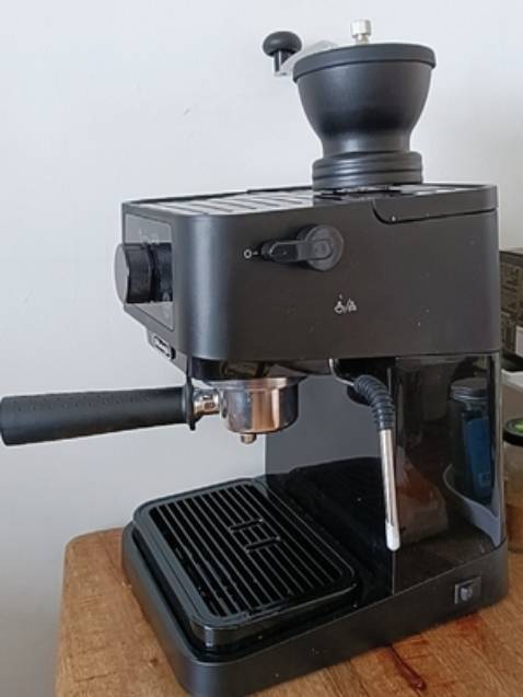 Máy chạy êm, chất lượng pha thì khỏi bàn cãi, ngon hơn rất nhiều, mình rất thích vị pha ép với công suất lớn, tận hưởng được hương vị của cà phê