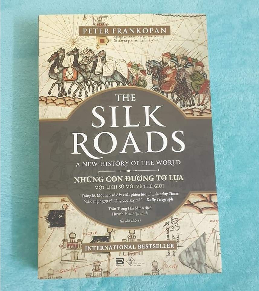 XỨNG TẦM ĐỈNH CAO. 1 thiên truyện về văn hóa, văn minh, lịch sử, địa lý, tôn giáo,triều đại,...Hiếm có quyển nào pha trộn nhiều đề tài như thế mà đọckhoong thấy lan man. Về văn phong thì cực kỳ trôi chảu, súc tích. Mình đọc chậm từng chương một đến giờ mấy tháng chưa xong. Kiến thức dồi dào vô cùng. Rất tâm đắc quyển này luôn.