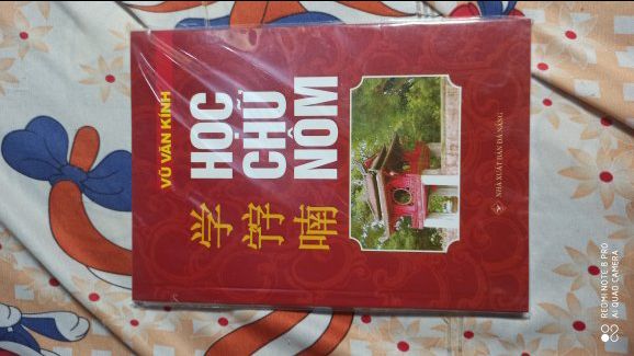 sách tóm tắt sơ lược về sự hình thành của chữ nôm. Bên cạnh đó, sách có kèm theo các ví dụ về cách đọc cũng như ý nghĩa của chữ nôm dựa trên một số chữ Hán và kèm theo 2 bài mẫu để mọi người thực hành học chữ nôm.