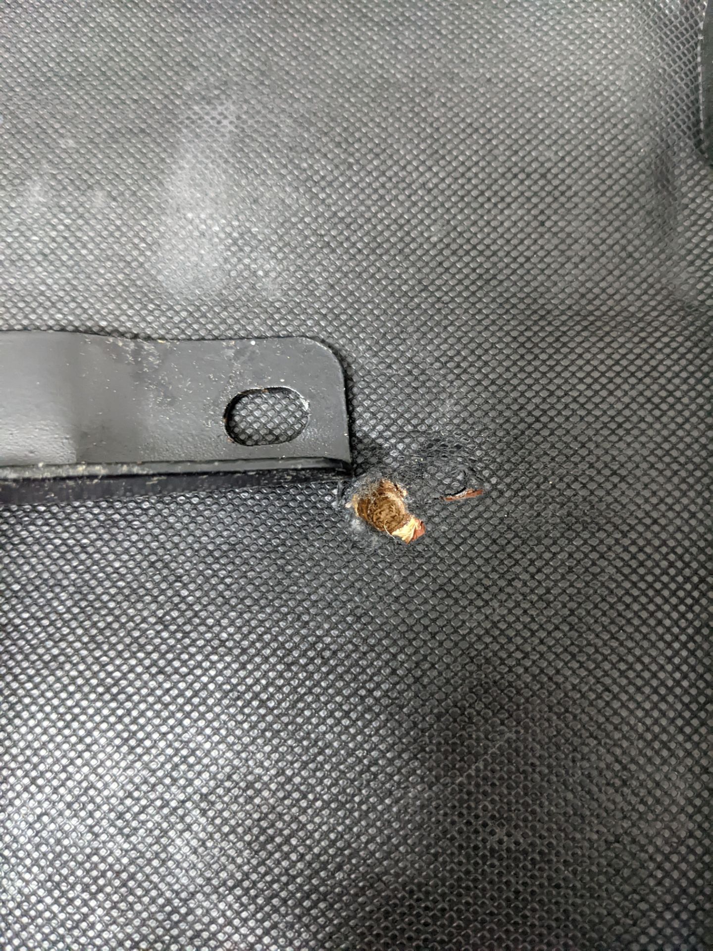 bộ phận ngồi kiểu như hàng lỗi hàng second hand. vỏ bao bì không phải mới. chỗ bắt vít bị bịt đầy gỗ và không khớp lỗ để bắt vít luôn. Thực sự nếu mình ko có đồ nghề méo biết sao lắp được luôn. 
còn chất lượng thì phải đợi thời gian đánh giá.
nhưng chi hơn cả triệu mà toàn nhận đồ cũ cũ. Nản....