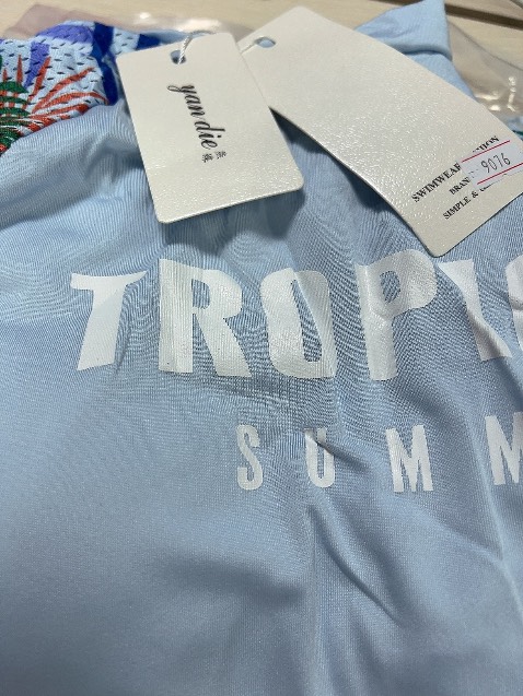 Kiểu dáng oki như hình, trẻ trung. Chất liệu vải tạm ổn với giá .