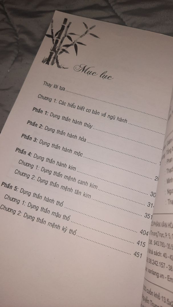 Sách giao hơi lâu nhưng điểm cộng là sách có bao ngoài để bảo vệ sách.
Về nội dung mình đã đọc sơ nên khá thất vọng. Sách viết chủ yếu chia làm 5 hành , nên mình chỉ xem chính hành thổ mà khi vào đầu sách đã có giải thích nghĩa từ nên mỗi lần đọc phải dò nghĩa. còn khi xem phần nội dung ví dụ xem theo tháng hành thổ thì nội dung không giải thích rộng mà đôi khi một số câu còn lập lại đi lập lại (đọc như kiểu muốn có thổ phải có hỏa) . Câu từ dịch kiểu google dịch nên đọc lời văn hơi lủng củn dễ gây hoa mắt giữa các cụm từ khó....