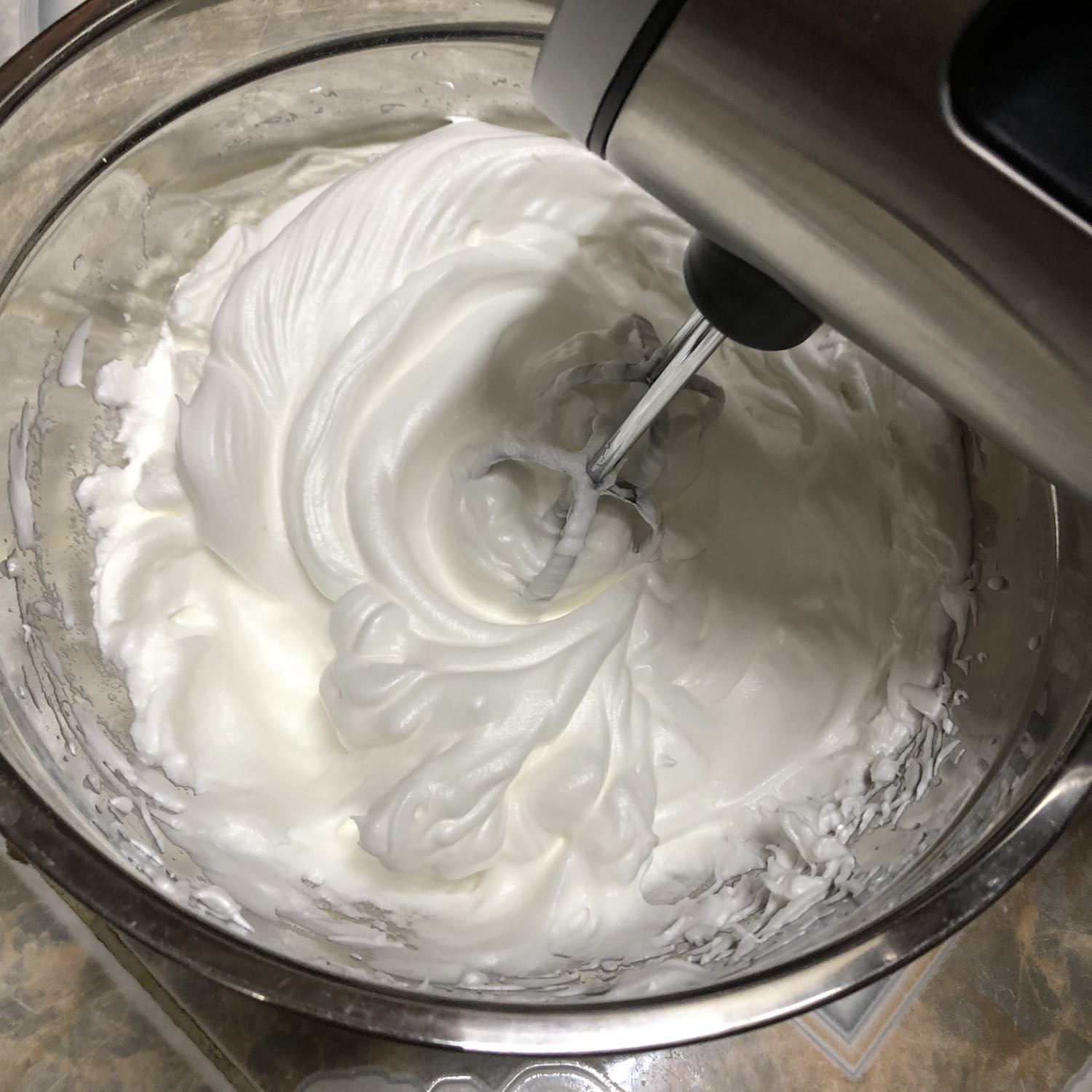 Phân vân mãi giữa em philip và e blue và chốt lại là em ý. Máy không nặng như mình nghĩ. Đánh trứng siêu thích. Cảm ơn bạn ship mưa to gió bão vẫn ship đúng giờ cho mình. Cám ơn tiki nhiều. À mà mua đúng lúc flash sale là 539k cộng thêm voucher 30k là mình đã mua chỉ giá 509k và freeship