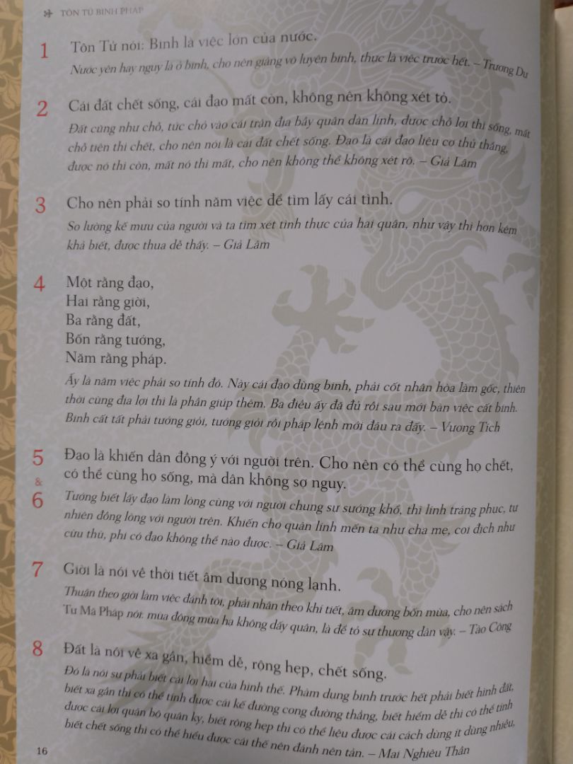 Sách bìa cứng, có kèm bìa rời, khổ giấy lớn, in màu toàn bộ rất đẹp.

Cả Đông A lẫn Nhã Nam đều tái bản Tôn Tử binh pháp do cụ Trúc Khê Ngô Văn Triện dịch. Theo tôi, đây là bản dịch hay nhất. Về mặt ngữ âm, bản dịch đạt đến độ tương đương ngữ âm gần như tuyệt đối. Thay vì dịch dông dài, diễn ý lằng nhằng, cụ Trúc Khê dịch đỉnh đến mức số âm trong bản dịch bằng đúng số tiếng trong bản nguồn.
Ví dụ: Tôn Tử viết: Binh giả, quốc chi đại sự, tử sinh chi địa, tồn vong chi đạo, bất khả bất sát dã. Tôn Tử nói: Binh là việc lớn của nước, cái đất chết sống, cái đạo mất còn, không thể không xét tỏ.
Về măt ngữ nghĩa và ngữ dụng thì khỏi bàn, cái cô đọng của bản gốc được trình bày sang bản dịch một cách vô cùng tài tình. Ngoài ra, cụ Trúc Khê thay vì ví dụ bằng các trận đánh cụ thể như mấy bản Tôn tử khác, cụ lại dẫn những lời chú của 10 nhà binh pháp đời sau, trong đó có Ngụy Vũ đế Tào Mạnh Đức.