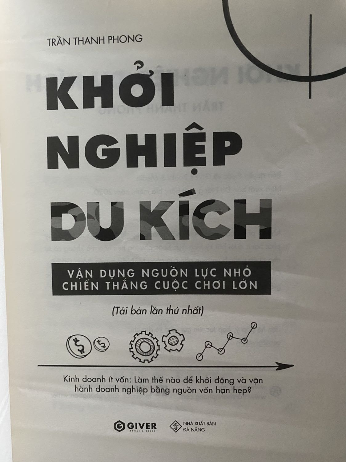 Nguồn vốn là vấn đề mà nhiều người thường băn khoăn khi có ý định khởi nghiệp. Hầu hết mọi người luôn gặp khó khăn trong quá trình gọi vốn và không biết cách sử dụng nguồn vốn đó để vận hành doanh nghiệp sao cho hiệu quả. Cuốn sách này có thể xem như là câu chuyện khởi nghiệp của tác giả, chứa đựng nhiều kinh nghiệm thực tế mà chính tác giả đã đúc kết được sau 15 năm kinh doanh trong ngành bán lẻ. Người thật viết việc thật, với văn phong gần gũi và câu từ dễ hiểu chắc chắn, người đọc sẽ dễ dàng cảm nhận được những kinh nghiệm mà anh muốn truyền tải.