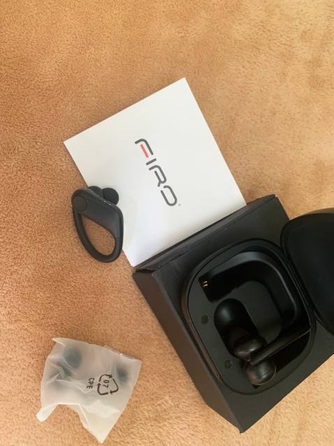 Tiki giao nhanh và cẩn thận. Hàng còn full box chính hãng đàng hoàng. Bắt bluetooth với điện thoại và laptop khá nhanh. Chất âm thì mình nghe cũng ổn, nói chung là so với tầm giá thì sản phẩm này là quá OK rùi.