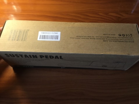 Shop đóng gói tốt. Hàng chất lượng, đẹp, nhấn sướng chân nhưng đế có vẻ k bám sàn lắm. Tặng kèm 1 pick guitar.