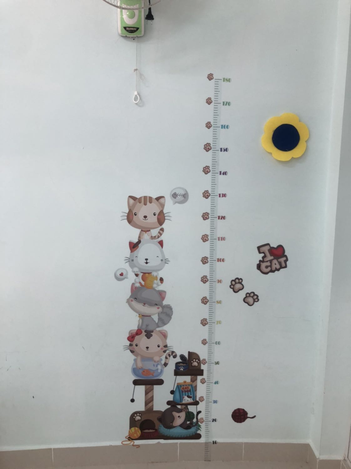 Nhìn trong hình vậy mà ở ngoài dán lên nhìn hoành tráng luôn, chi tiết to, dễ nhìn. Thước đo từ 0-180cm đo đc cả trẻ và người lớn.