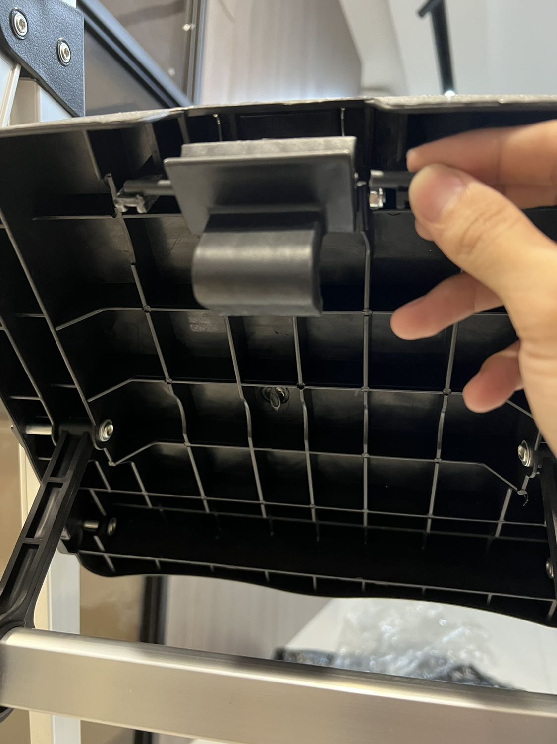 Bệ đỡ  vừa tháo ra đã gãy