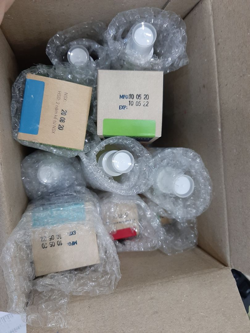 Hãng có nhiều mùi xịt lắm. Lần đầu mình mua thử xịt sả chanh, thấy oke nên mình mua thêm mấy mùi khác về dùng cho nhà vệ sinh, nhà bếp, phòng ngủ. Riêng mình ấn tượng nùi lavender, thơm, sang chảnh. Mình lúc nào cũng mang theo, mỗi lần mệt mệt xịt 1 phát thấy tỉnh hẳn, riết rồi thành nghiện. Chắc phải đặt thêm mấy chai về để dành sài qué. Chai 50ml nhỏ gọn, tiện đem theo lém. Yêu shop❤