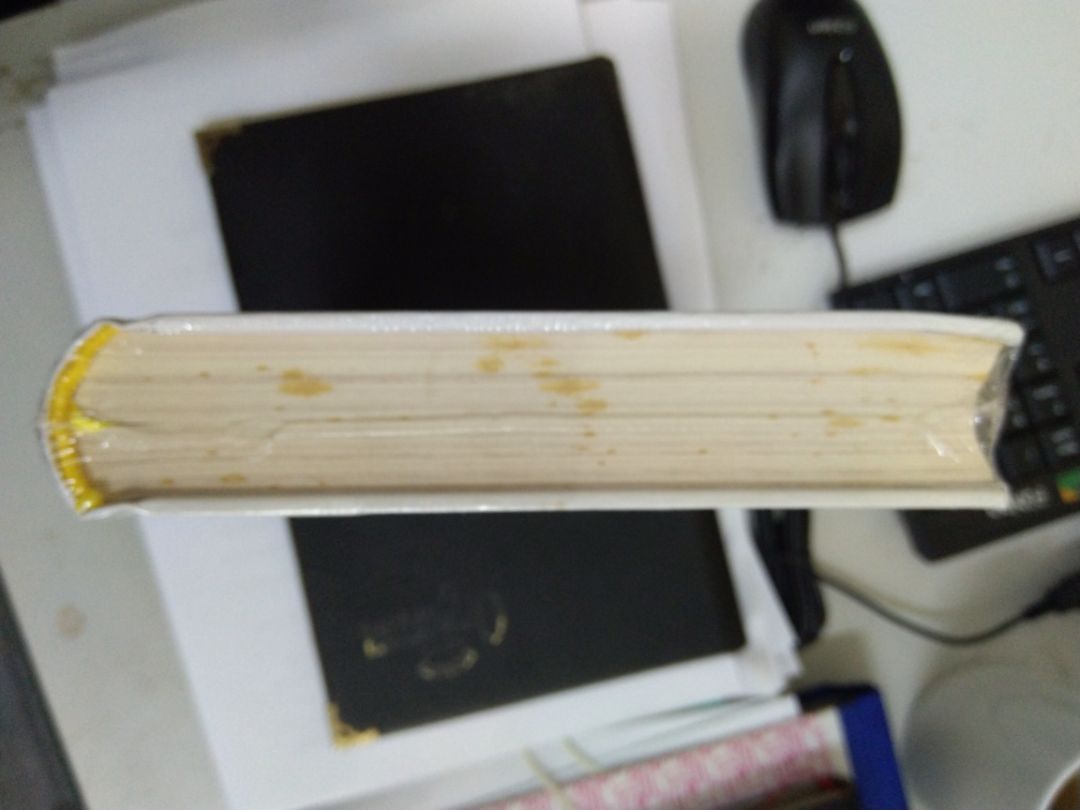 Tiki giao hàng nhanh nhưng sách đã bị ố vàng, phía góc bên phải sách hơi méo, chắc do va đập khi vận chuyển, mình đã yêu cầu Tiki đổi trả rồi.