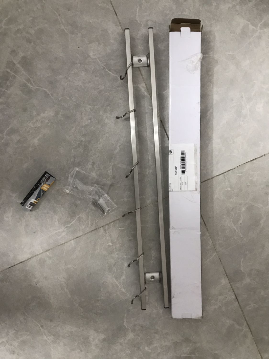 Mình đã xài nhiều sản phẩm của DandiHome, chất lượng rất tốt, mẫu mã đẹp. Có 1 thắc mắc là tại sao đũa, muỗng, thớt đều được đóng gói trong bao bì rất đẹp, lịch sự, tại sao giá dao này ko được đóng gói như thế mà chỉ đc đặt trong 1 cái hộp bình thường? Nếu ko có logo ĐaniHome khắc trên sản phẩm thì mình nghĩ chắc giao lầm hàng mất rồi?!