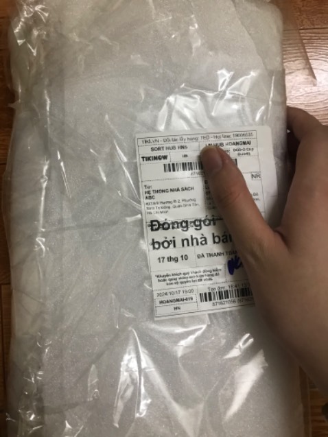 Sau 11 năm dùng tiki lần đầu tiên trải nghiệm cảm giác mua hàng quá tệ như này. Gói hàng giao cho khách nhìn sơ sài và cực mất thiện cảm, việc gói đơn hàng còn như đồ đi cho đi ***. Việc đóng gói trước nay của tiki rất chỉnh chu. Ko hiểu sao để người bán hợp tác gói đơn kiểu như đống rác. Sách đặt bookcare nhưng khi nhận ko có. Cho mình hỏi đội ngũ tiki và cả Hệ thống sách ABC đang phục vụ khách hàng thiếu tôn trọng như này lâu chưa?