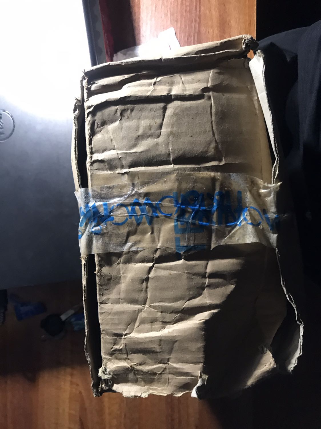 Đóng gói vận chuyển quá kém chất lượng. Bên ngoài thì bục hết các góc rách cả lỗ to, bên trong sách thì rách và móp góc.