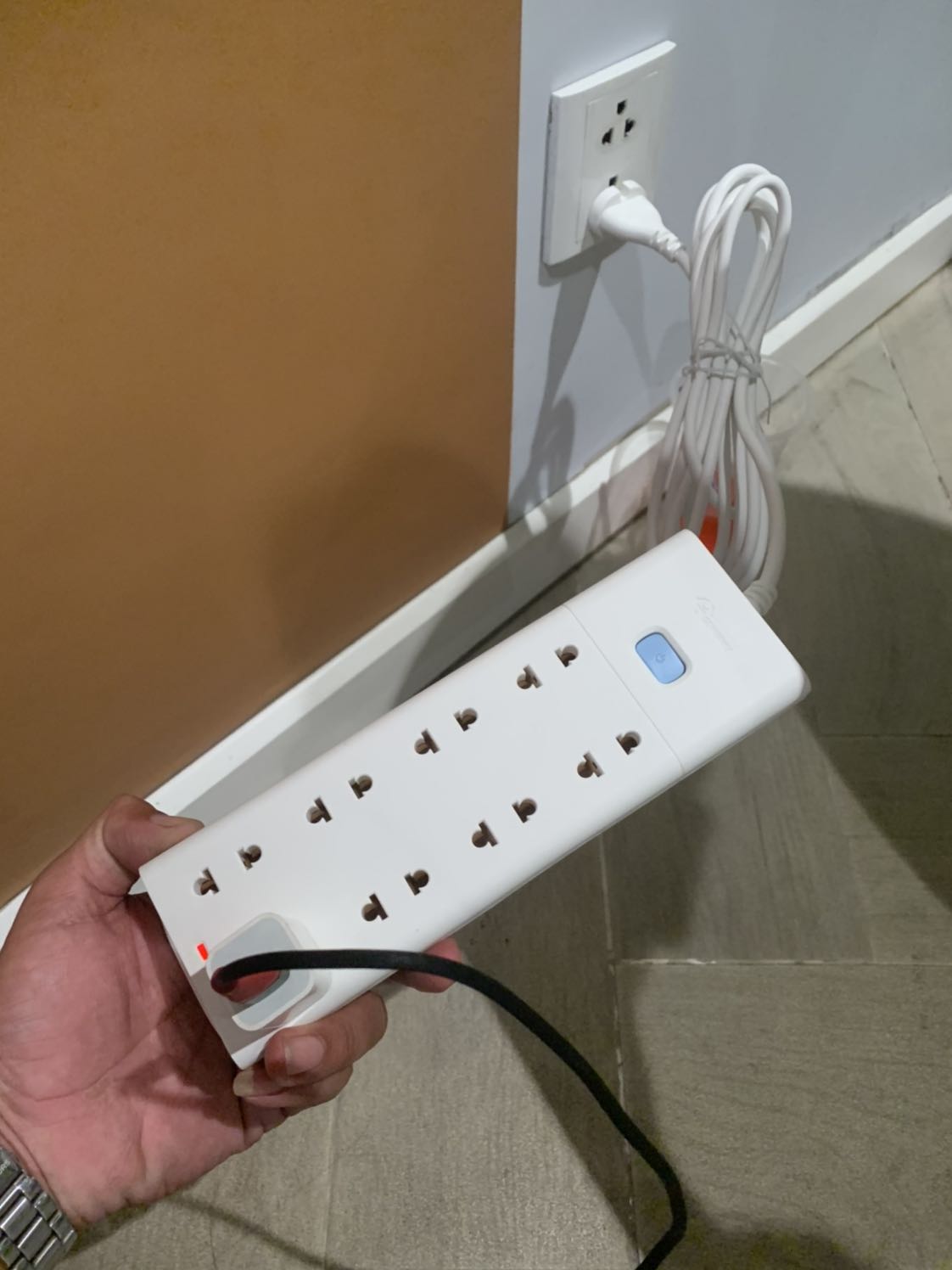 Đóng gói kỹ càng . Mẫu mã đẹp , chất liệu nhựa chống cháy nhẹ . Chất lượng tốt