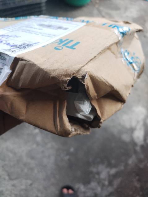 (4.5/5) - Vải mặt ngoài là thun - polyester, có rụng bông khi mặc 🥲🥲
(5/5) - Giao hàng nhanh, từ Hà Nội vào miền Tây chỉ có 3 ngày.
(2/5) - Gói hàng và vận chuyển của tiki ngày càng kém, hộp bị móp hết, hên đây là đơn hàng quần áo, nếu là sách chắc rách không còn gì luôn :))). Mong tiki xem lại đơn vị vận chuyển Viettel post.
Shop có kèm tem cảm ơn, thấy cũng dễ thương nên vẫn ủng hộ cho shop 5 sao, chứ lâu rồi mới đặt lại hàng bên tiki mà tiki làm ăn chán quá.