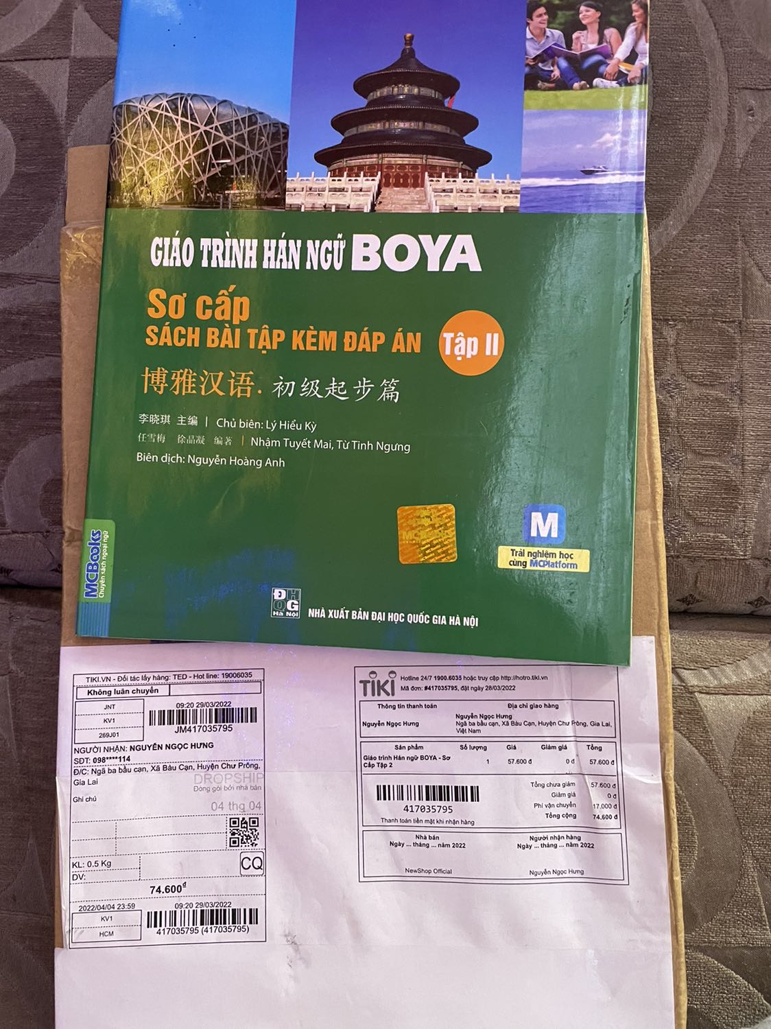 Tôi rất ức chế với kiểu bán hàng này, mua giáo trình lại giao sách bài tập!