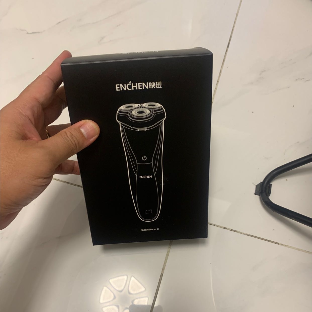 Sản phẩm như quảng cáo, đóng gói cẩn thận, sản phẩm chất lượng, sản phẩm đẹp, sản phẩm sài tốt, cạo sạch râu, pin sài lâu, nhân viên giao hành thân thiện, vui vẻ, giao hành nhanh, giá cũng hợp lý