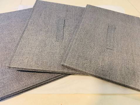 Hihi, mới nhận hang vừa nãy, liền khui đồ luôn và nhận xét cho mọi người nhìn ạ. Sản phẩm combo 3 chiếc này ban đầu cứ sợ sơ sài và mềm nhão, nào ngờ khi nhận hang mình rất bất ngờ. Hộp được tháo xẹp và cho vào túi xinh xắn 3 chiếc chắc chắn. chất vải oxford theo quảng cáo, mình thấy nó hơi sờn sờn, và không phải là vải dệt nên mọi người lưu ý sử dụng đừng để bị dính nước.
Nén bìa carton chắc chắn, dập khuôn tốt và ép chặt nên hộp đứng dáng và khá chuẩn, đựng đồ nặng được như giấy tờ tài liệu. mình đã mua cho nhà mình 1 combo và cty 1 combo 3c, sử dụng để thoái mái. Có điều lưu ý là ko để mất đồ nhọn như kéo, dao, hay những đồ sắc mảnh vì dễ đâm bục hộp. còn lại cứ an tâm để đồ thôi ạ. Dung xong ko dung tới lại tháo xẹp cất đi, tiện lợi.hihi