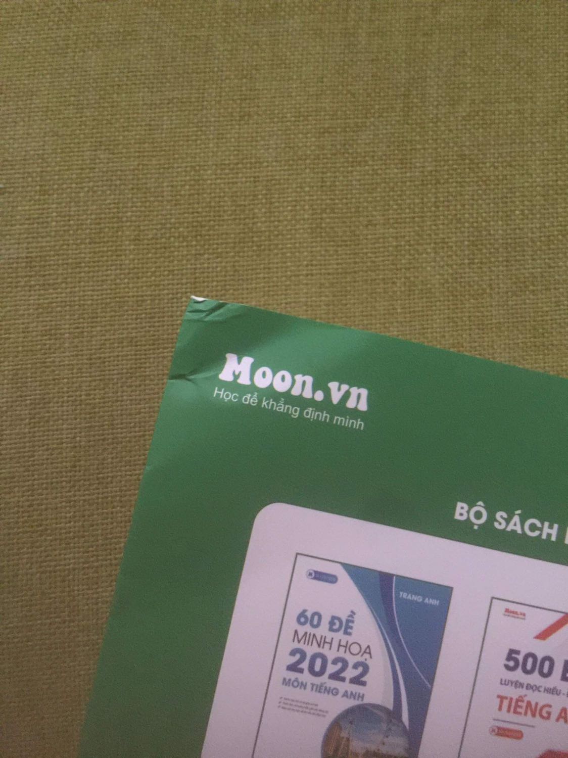 Chờ mòn mỏi mà quyển sách giao đến cong, gãy tùm lum buồn ghê luôn. Không có bọc bong bóng cho sách gì hết luôn.
Mà sách dày, bài tập rất nhiều làm đã tay luôn nha. Trình bày đơn giản, dễ hiểu nè. Chưa học mà thấy mọi người khen quyển này nhiều quá nên mua, mong là mình sẽ đủ quyết tâm làm xong quyển này. ❤️