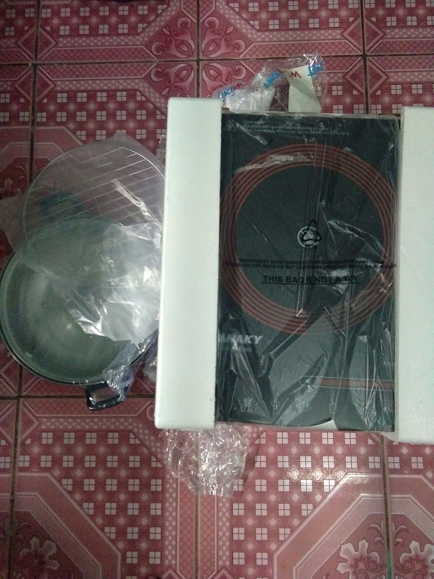 Đặt TIKINOW tốn chút phí nhưng nhanh chóng,chỉ vài tiếng sau khi đặt đã có rồi. Sản phẩm y hình,đóng gói cẩn thận,hộp đựng nguyên vẹn ko móp méo,bên trong có xốp chêm hàng,phiếu bảo hành và sách hướng dẫn,có kèm nồi lẩu và vỉ nướng bên trong luôn nha các bạn. Chưa sử dụng nên chưa biết chất lượng. Nhưng vẫn tặng 5* về hình thức và thái độ phục vụ! Cảm ơn tiki!