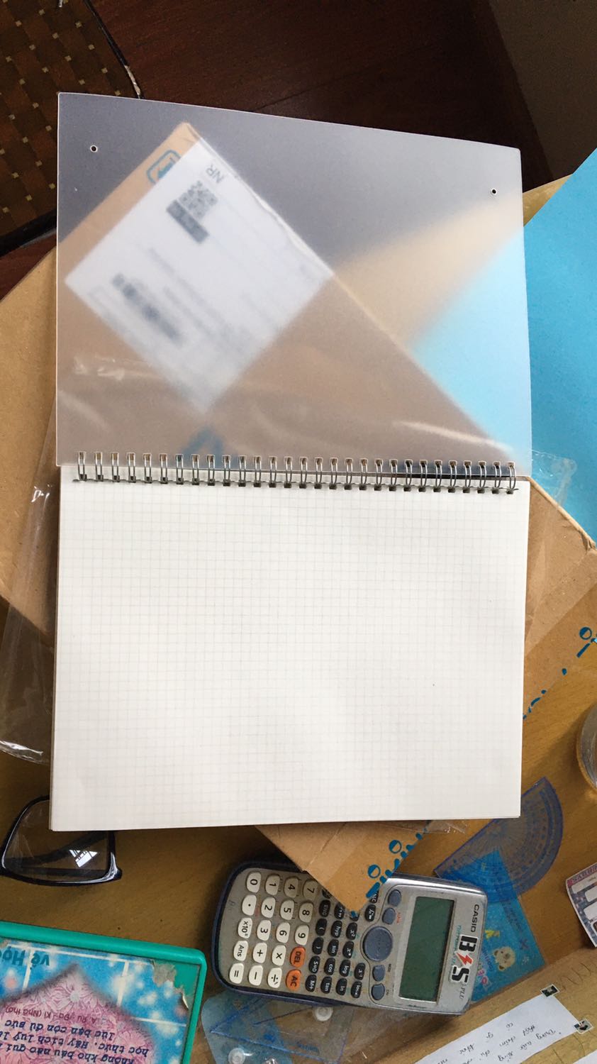 Sách về như hình, bìa trong suốt, giấy kẻ cảo, trang giấy ko quá mỏng hay quá dày, nhưng khi viết thì mình nghĩ dòng kẻ này sẽ khó cách dòng.