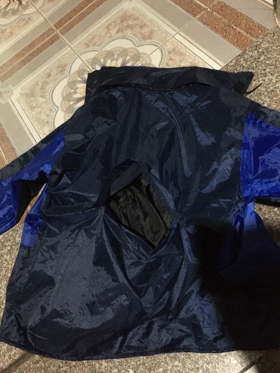 mình mua về mặc được 1 lần thì bị rách đường chỉ phía sau áo. shop bán hàng tử tế thì liên hệ đổi cho mình sản phẩm khác đi