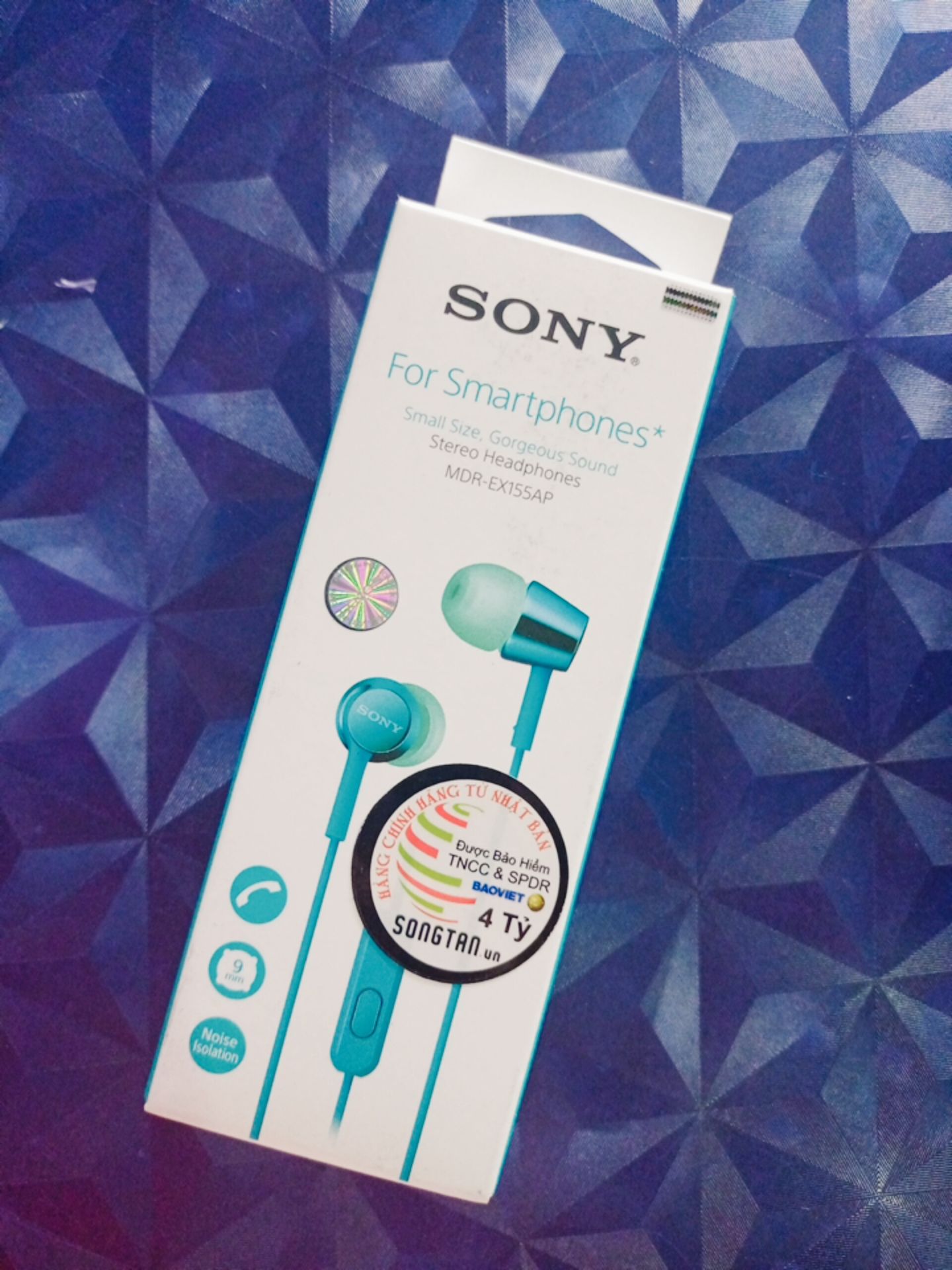 1. Tiki giao hàng nhanh nào giờ mình không bàn tới nữa nhưng vẩn ưng xỉu
2. Hàng mới, mới, mới huhu điều quan trọng nói 3 lần! Mình tưởng đâu mua về dạng hộp nhựa phèn như mấy tai nghe khác thui, ai dè có hộp dán tem các thứ quá trời ưng, đã thế còn là hàng mới xuất kho, cộng 10 điểm
3. Được kèm thêm 3 bộ mút nhét tai, cộng 10đ nữaaaaa
4. Chọn màu xanh ngọc là đúng đắn vì nó đẹp vl áu áu đặt đâu cũng không sợ kiếm không ra =))
5. Thiết kế tai nghe đeo vào tai chắc chắn, không rớt được, nhưng chất lượng âm thanh với mình thì bình thường, mà thôi có cái nghe là dc rồi =))
Dị đó xong 1 bài review chân thực từ mình =)) 1. Tiki giao hàng nhanh nào giờ mình không bàn tới nữa nhưng vẩn ưng xỉu
2. Hàng mới, mới, mới huhu điều quan trọng nói 3 lần! Mình tưởng đâu mua về dạng hộp nhựa phèn như mấy tai nghe khác thui, ai dè có hộp dán tem các thứ quá trời ưng, đã thế còn là hàng mới xuất kho, cộng 10 điểm
3. Được kèm thêm 3 bộ mút nhét tai, cộng 10đ nữaaaaa
4. Chọn màu xanh ngọc là đúng đắn vì nó đẹp vl áu áu đặt đâu cũng không sợ kiếm không ra =))
5. Thiết kế tai nghe đeo vào tai chắc chắn, không rớt được, nhưng chất lượng âm thanh với mình thì bình thường, mà thôi có cái nghe là dc rồi =))
Dị đó xong 1 bài review chân thực từ mình =))