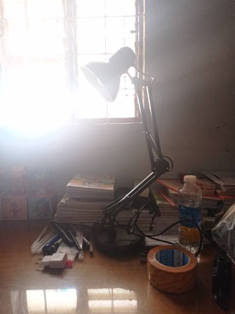 Tiki giao hàng nhanh vui vẻ, không như bên *** Express không giao rồi bảo từ chối nhận. Sản phẩm okie, kẹp lên bàn chắc chắn hơn là đứng trên chân có sẵn. Bóng đèn ánh sáng vàng khá dịu mắt.