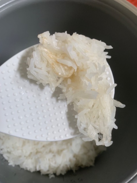 Mình nấu 1,5 cup gạo và cho nước đến mốc 2 cup của nồi thì cơm chín nhưng hơi khô tí, khoảng 15 phút là nhảy warm rồi, xà quần tí rồi ăn là vừa.
Để thử thêm nhiều nước hơn tí coi có bị lớp đáy như này nữa không.