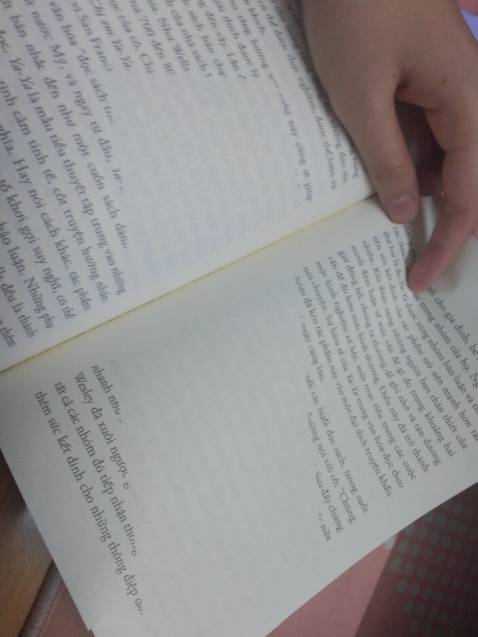 Sách bị rách :) sao mà giao sách gì kì vậy, mình mua chung đợt vs mấy cuốn khác, giờ mới đọc tới, lấy ra thấy rách 2 trang, mà không phải rách thôi đâu, nó mấy phân nửa trang như bị cầm xé vậy, mong tiki giải quyết vấn đề này giúp. Đã mua hàng tiki rất lâu và dù cho có nghe người ta đánh giá xấu thì vẫn mua, nhưng hôm nay mình quá thất vọng luôn ạ.