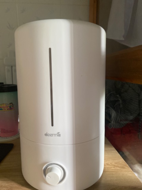 Tạo ẩm tầm trung do máy nhỏ. Máy không tiếng ồn, có thể điều chỉnh mức độ. Nhưng khó điều chỉnh hướng phun sương. Một lần đựng đầy nước có thể sử dụng liên tục khoảng 9,10 tiếng, và lượng nước đọng lại ở phần máy còn lại khá nhiều. Ngoài ra mình thấy khay để tinh dầu được cảnh báo dễ hư, nên việc di chuyển máy khi đang chứa nước bên trong khá khó khăn, vì dễ bị tràn nước ra bên ngoài và khay để tinh dầu.