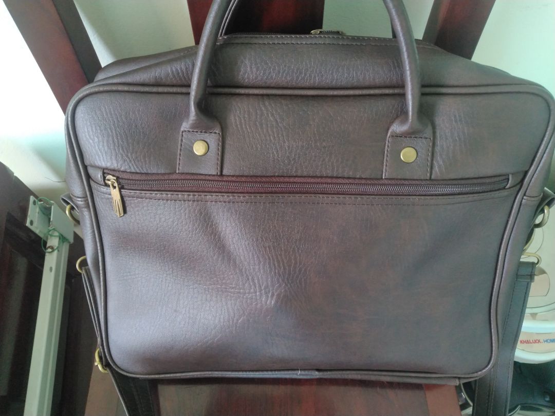 với giá dưới 300k thì rất oke.. sau khi mua dk nhiều ng khen lắm...
hàng tặng kèm cho nam ko cần thiết lắm vì nó là ví nữ..
có thể đổi thành cái j cho nam oke hơn