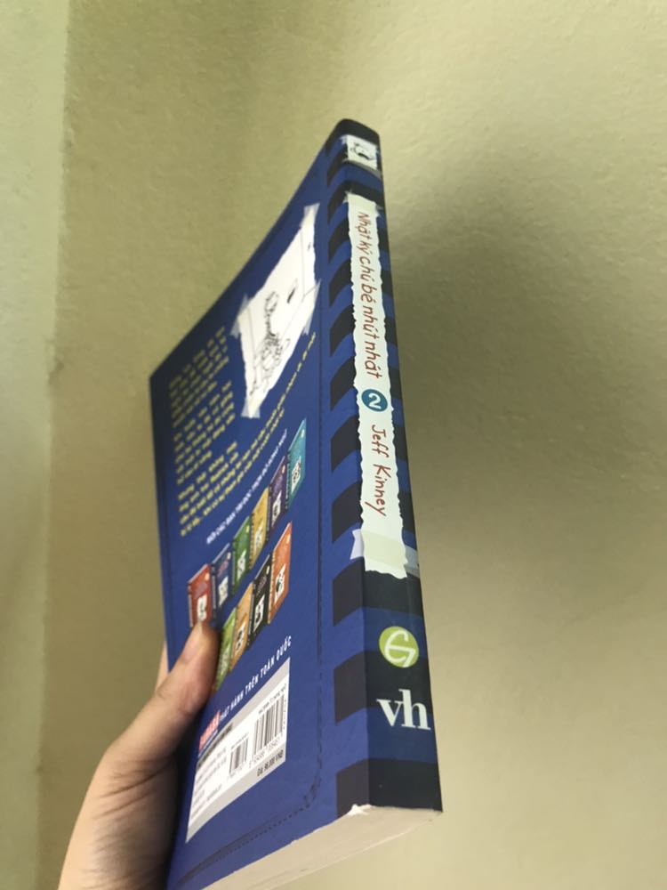 Shop giao hàng tương đối nhanh dù trong mùa giãn cách. Tuy nhiên sách giao bị móp gáy, gáy sách có chỗ bị phai màu có thể do bị ướt từ trước ( Tập 1)
Tập 2 bị xước một chút gáy sách mặt sau, dù nhỏ nhưng mình chưa ưng lắm, mình thích sách nguyên vẹn hơn. Hi vọng lần tới đặt của shop sách sẽ dc kiểm tra kĩ hơn trc khi giao. Cảm ơn shop.